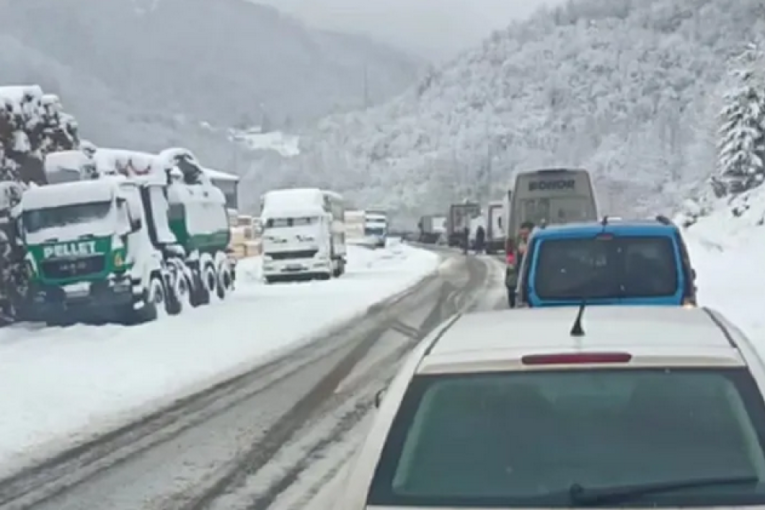 Kilometarske kolone zbog snega! Zavejana jugozapadna Srbija (VIDEO/FOTO)