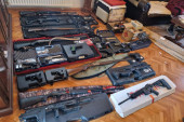 Policija upala u kuću u Danilovgradu i pronašla arsenal oružja: Prethodno osumnjičeni hapšen na aerodromu u Podgorici (FOTO)