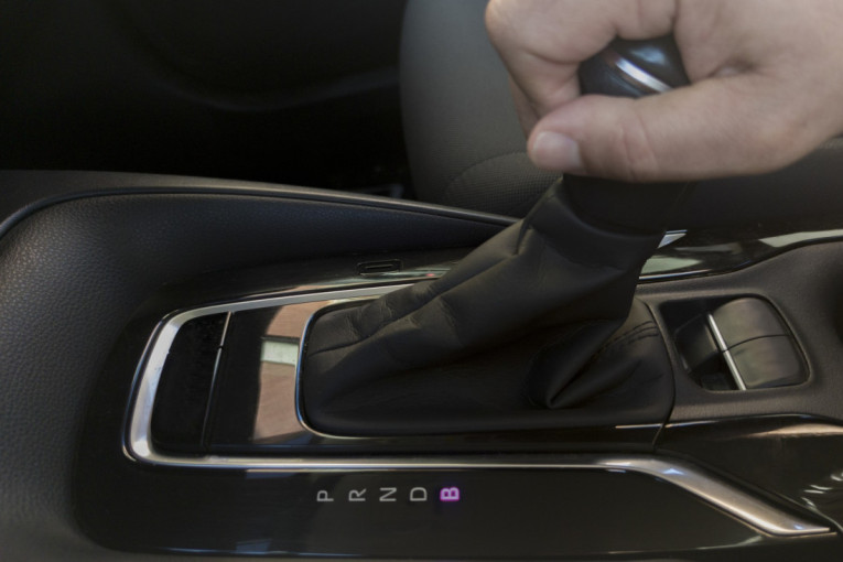 Kako se pravilno parkira auto sa automatskim menjačem: Evo šta obavezno morate da uradite na uzbrdici i nizbrdici