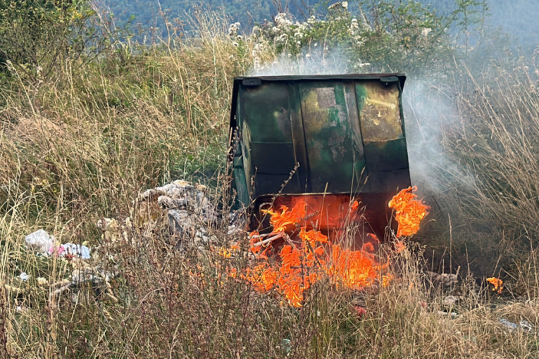 Zapaljen kontejner u selu kod Čačka: Bahati građani ponovo ubacuju žar, reagovale i vatrogasne ekipe