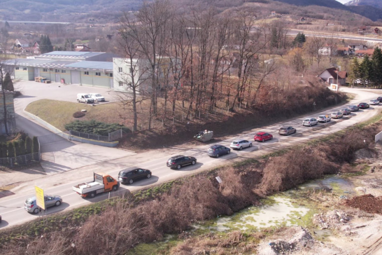 Stojimo preko sat vremena u koloni: Kolaps na putu od Zlatibora ka Užicu, formirana kilometarska kolona (FOTO)