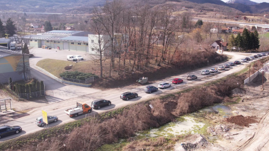 Stojimo preko sat vremena u koloni: Kolaps na putu od Zlatibora ka Užicu, formirana kilometarska kolona (FOTO)