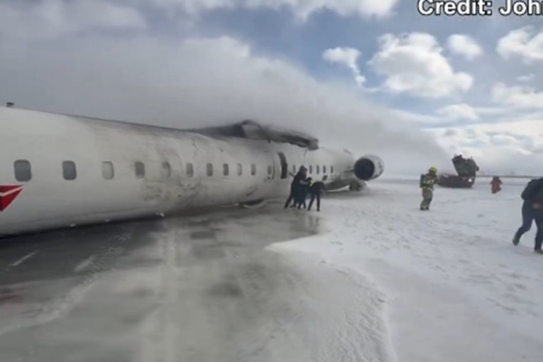 Stravičan prizor na aerodromu: Avion se srušio na pisti (FOTO/VIDEO)