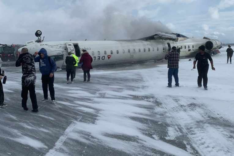 Dva putnika tužila kompaniju čiji se avion prevrnuo u Torontu: Pretrpeli teške "psihičke bolove"