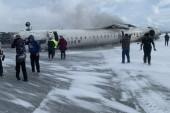 Dramatične scene u Torontu: Putnici panično iskakali iz aviona, među povređenima i dete (VIDEO)