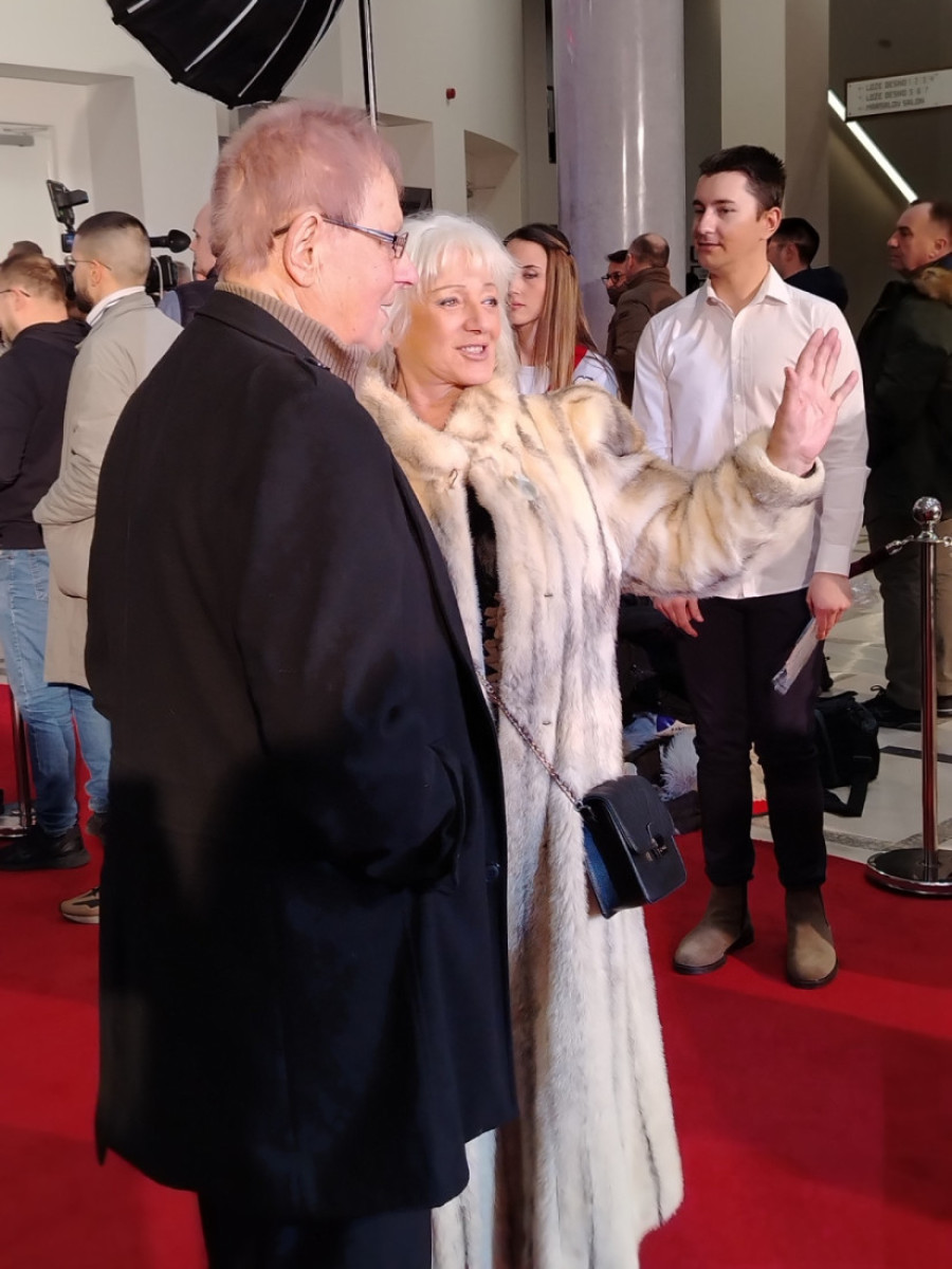 Pevačica sela muškarcu u krilo na slavlju, pa dobila šamar od njegove žene!