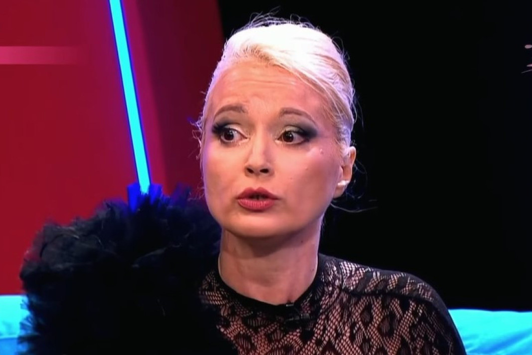 "Na lekovima sam!" Oglasila se Maja Nikolić pred nastup na PZE: Pevačica teško priča!