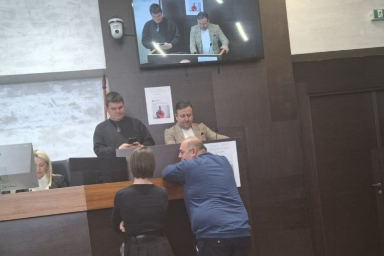 Đilasovci blokirali govornicu! Ometaju sednicu Skupštine grada Kraljeva kako bi sprečili njeno održavanje (FOTO)