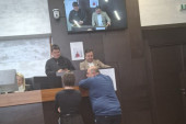 Đilasovci blokirali govornicu! Ometaju sednicu Skupštine grada Kraljeva kako bi sprečili njeno održavanje (FOTO)