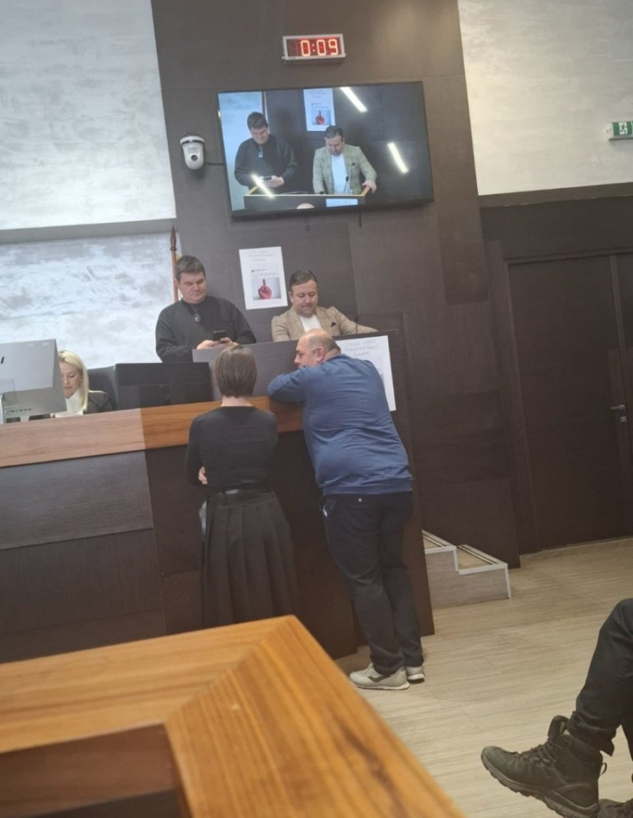 Đilasovci blokirali govornicu! Ometaju sednicu Skupštine grada Kraljeva kako bi sprečili njeno održavanje (FOTO)