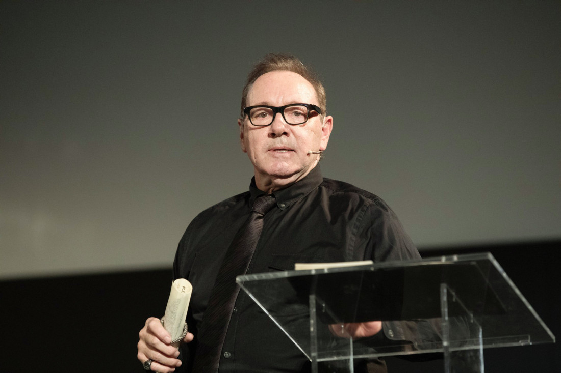 Jesi li i to rekao medijima? Kevin Spejsi žestoko odgovorio Gaju Pirsu koji ga je optužio da je bio njegova žrtva (VIDEO)