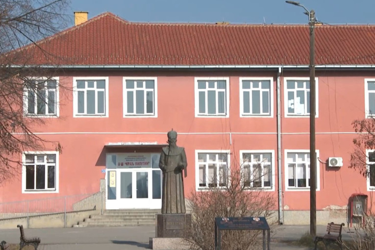 Škola heroja u Gračanici! KFOR pucao u direktora, Albanci im pretili, ali su opstali uprkos napadima (VIDEO)