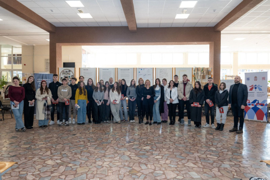 Kako žrtva da se suoči sa nasilnikom: Macura u Novom Pazaru sa đacima gimnazije o digitalnom nasilju