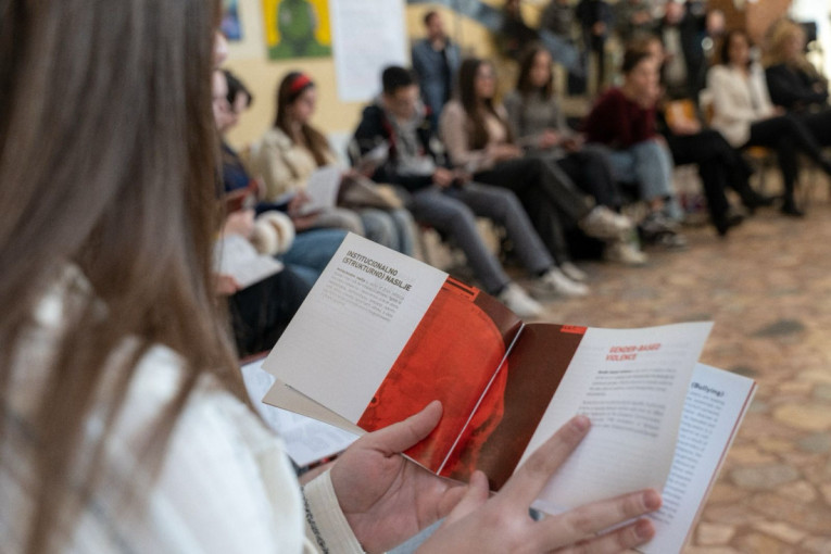 Kako žrtva da se suoči sa nasilnikom: Macura u Novom Pazaru sa đacima gimnazije o digitalnom nasilju