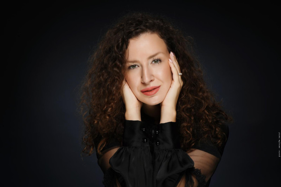 Marija Jelić za 24sedam: Od gubljenja kofera po aerodromima, do najvećih scena sveta na kojima se desi da spadne cipela (FOTO)