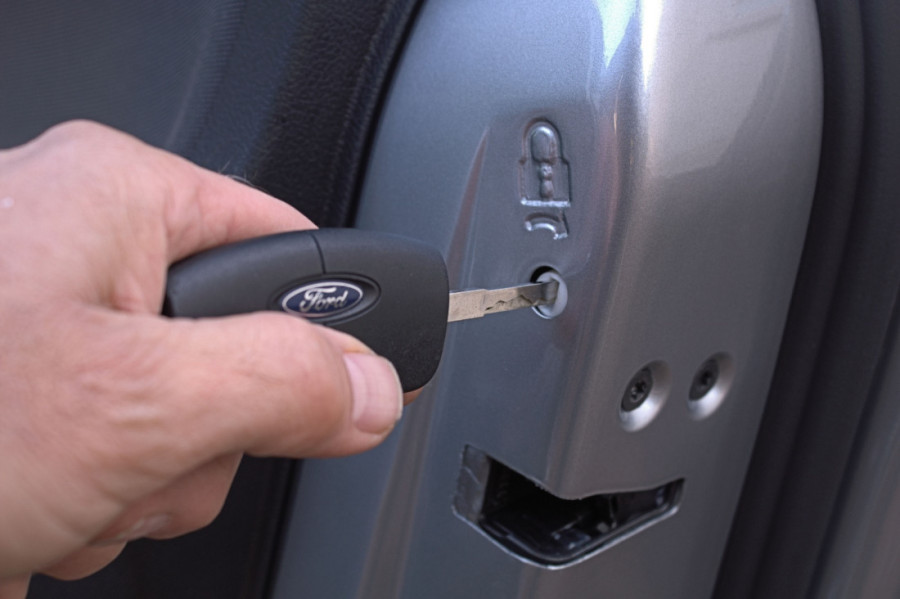 Žleb na zadnjim vratima: Skrivena funkcija na automobilu za koju bi svaki roditelj trebalo da zna (VIDEO)