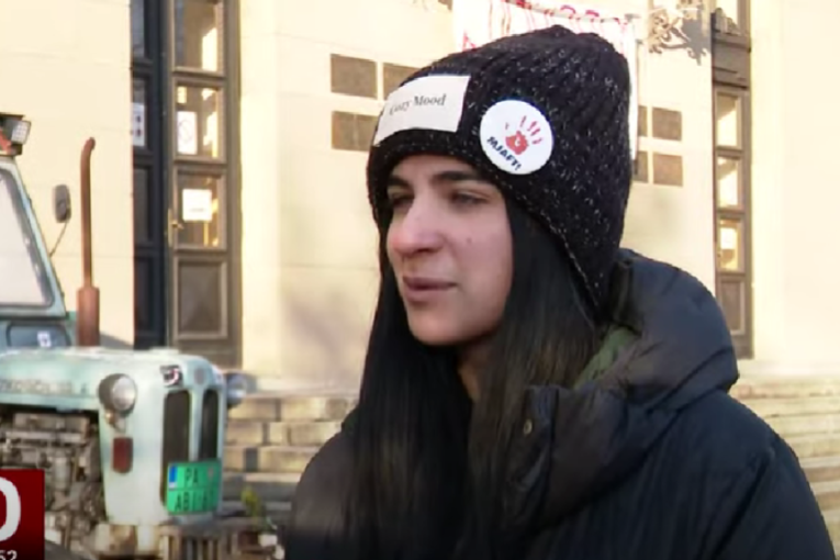 Sada je svima jasno - MJAFT u Beogradu!  Albanski simbol na protestima u Srbiji (VIDEO)