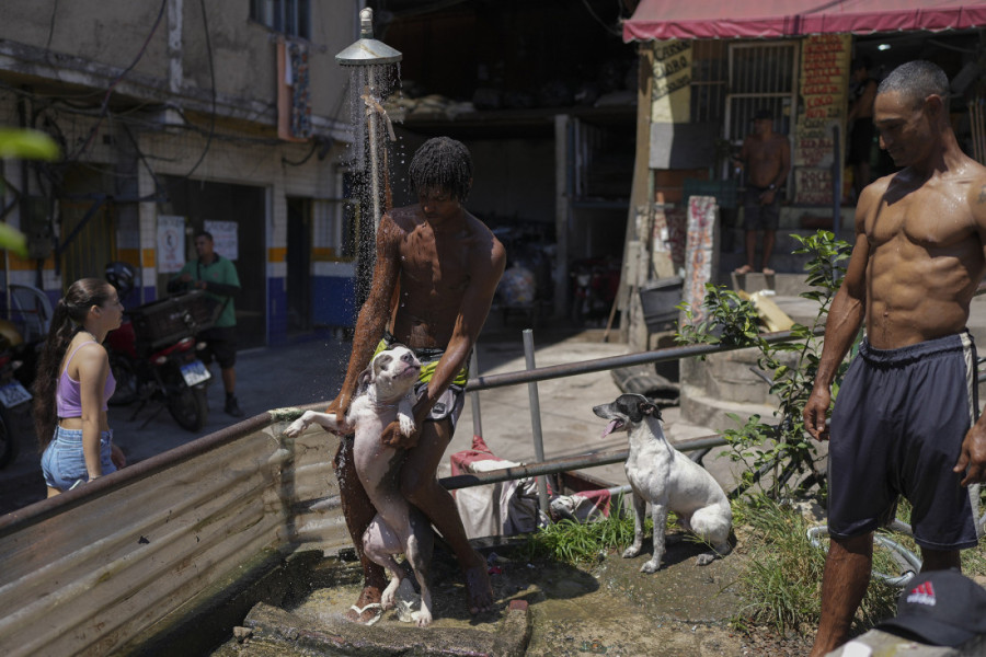 Negde hladnoća opasna po život, a u Rio de Žaneiru najtopliji dan: Pune plaže, ali i bolnice (FOTO)
