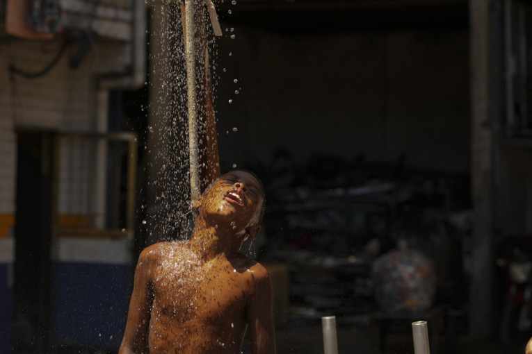Negde hladnoća opasna po život, a u Rio de Žaneiru najtopliji dan: Pune plaže, ali i bolnice (FOTO)