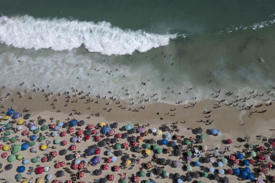 Negde hladnoća opasna po život, a u Rio de Žaneiru najtopliji dan: Pune plaže, ali i bolnice (FOTO)
