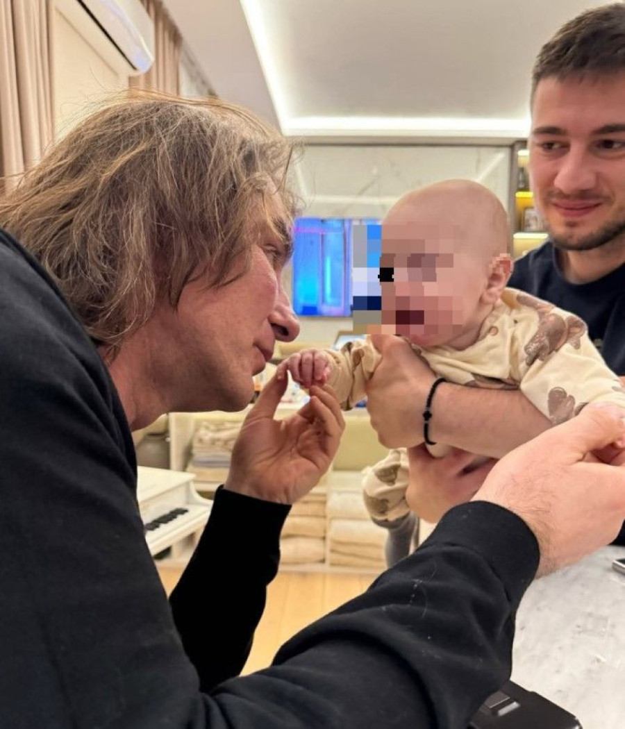 Željko Mitrović podelio  prvu fotografiju s unukom: Mali Vukan pružio ručice ka dedi!