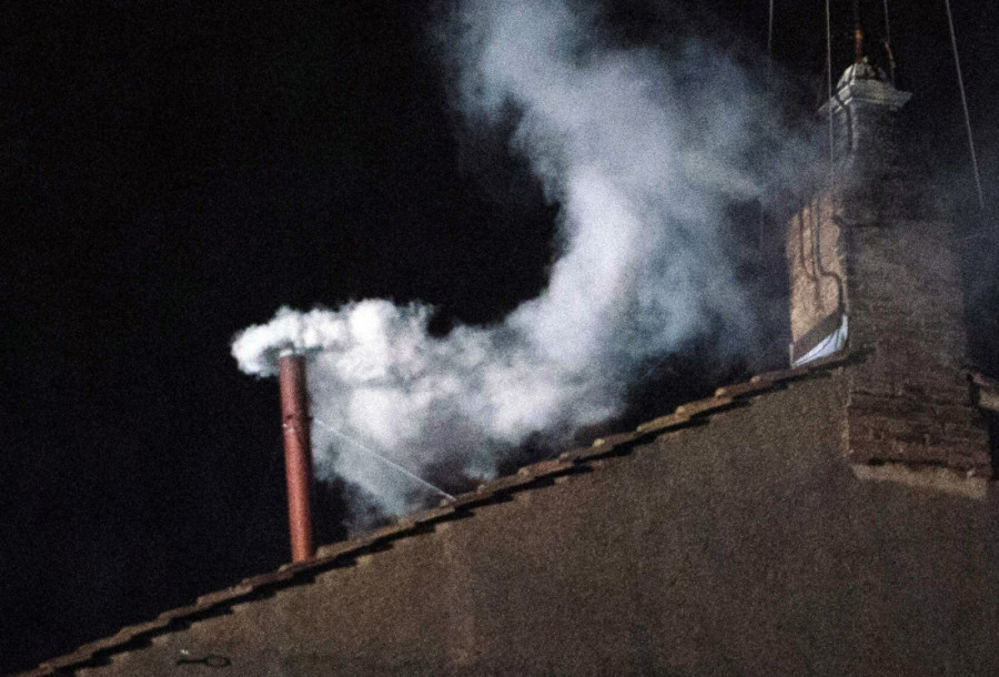 Šta će se desiti kad umre papa? Komplikovani proces, crni i beli dim i misteriozna konklava (FOTO)