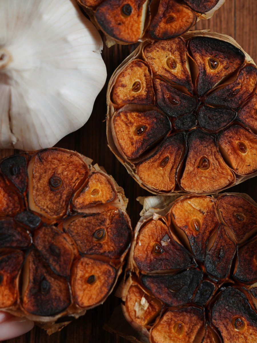 Pečeni beli luk - dodatak koji će svako jelo pretvoriti u pravi gastronomski spektakl