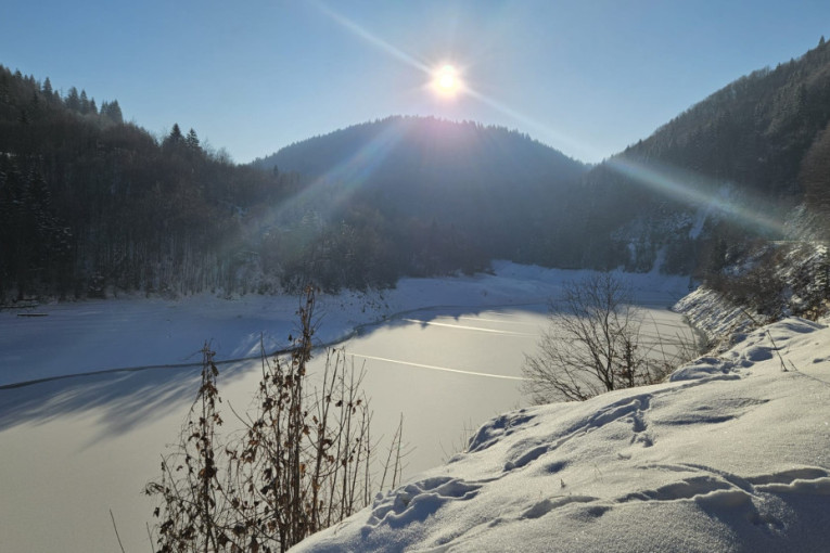 Bajkoviti prizori sa Zlatarskog jezera: Debeli sloj leda prekrio je površinu celog jezera (FOTO/VIDEO)