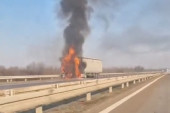 Požar nasred auto-puta kod Ćuprije: Otežan saobraćaj u smeru ka Nišu (VIDEO)