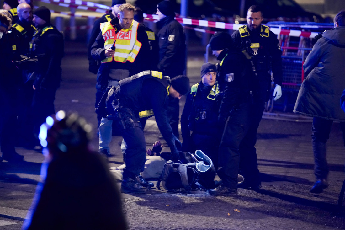 Napad nožem kod spomenika žrtvama Holokausta, u blizini američke ambasade! Muškarac teško povređen (FOTO)