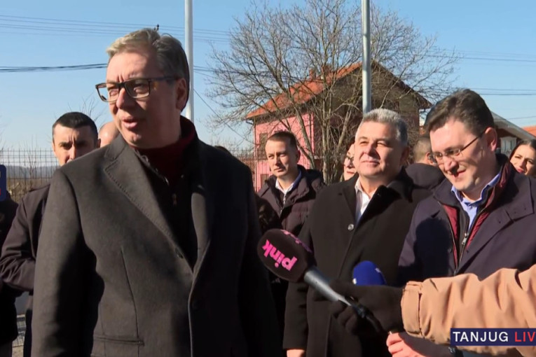 Predsednik nastavio posetu Braničevskom okrugu: Obilazi fabriku u Malom Crniću (VIDEO)