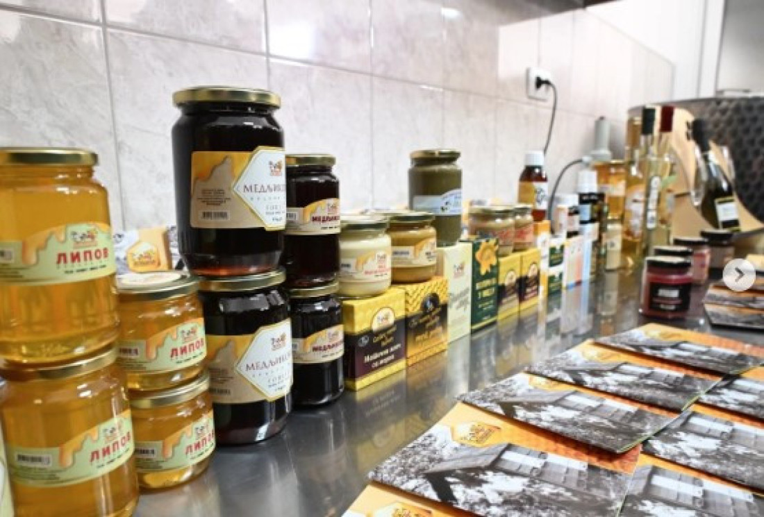 Predsednik i u Kući meda "Milošević": Država daje 25.000 evra pčelarima! (FOTO)