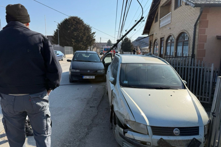 Saobraćajka u Čačku: Auto udario u banderu - deo naselja bez struje (FOTO)