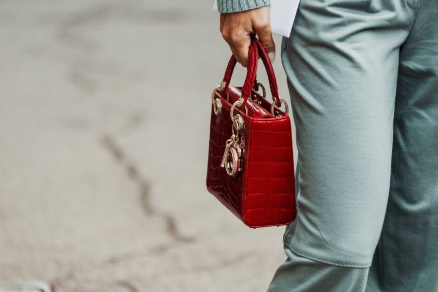 Inventivno ili suludo? Par otkrio pol prve bebe uz pomoć Dior torbice od 6.000 dolara (VIDEO)