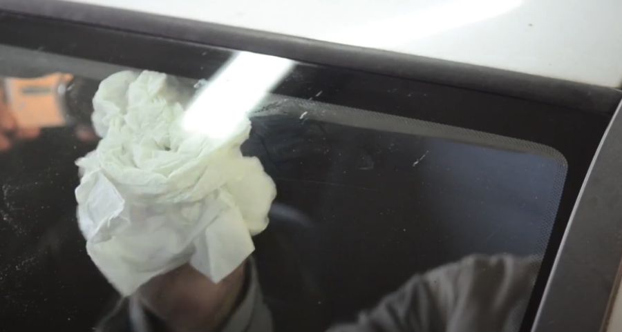 Uklonite vinjetu bez traga: Najbolje tehnike za čisto vetrobransko staklo bez ostataka lepka