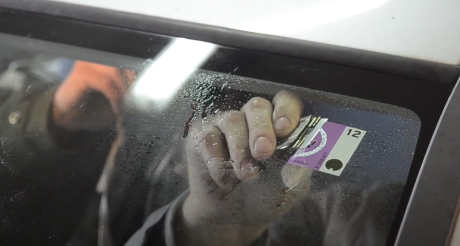 Uklonite vinjetu bez traga: Najbolje tehnike za čisto vetrobransko staklo bez ostataka lepka