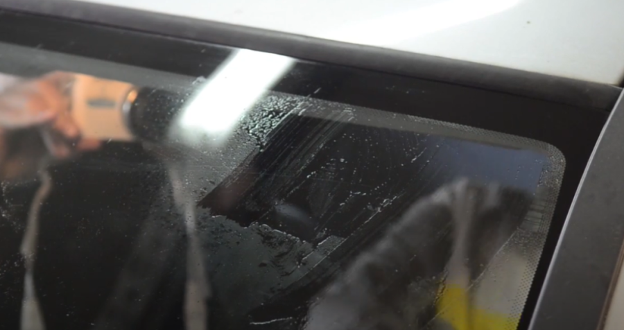 Uklonite vinjetu bez traga: Najbolje tehnike za čisto vetrobransko staklo bez ostataka lepka