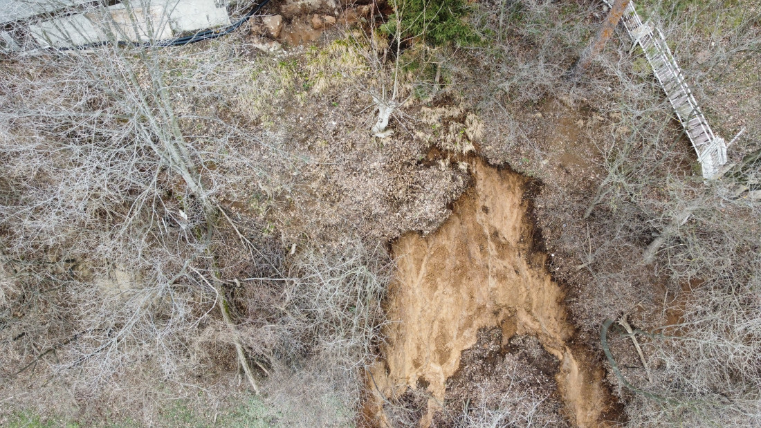 Odron u Mađuvršju na magistralnom putu Čačak-Požega (FOTO/VIDEO)