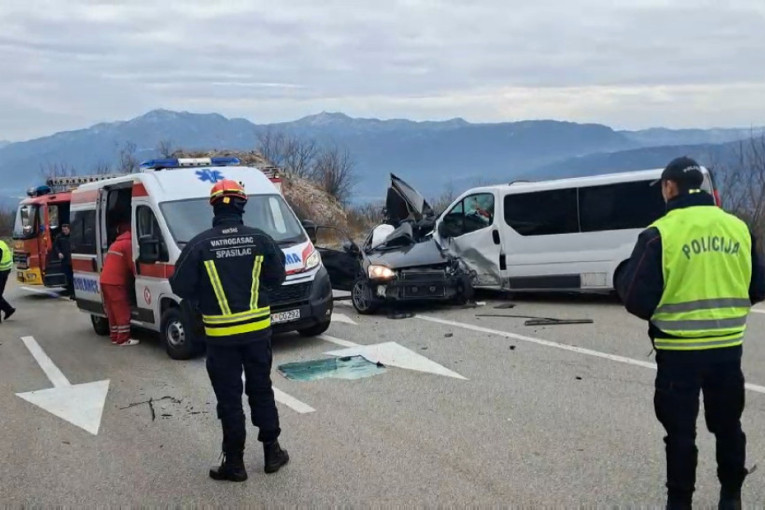 Jeziv sudar automobila i kombija, poginuo mladić! Među putnicima i četvoro dece (FOTO)