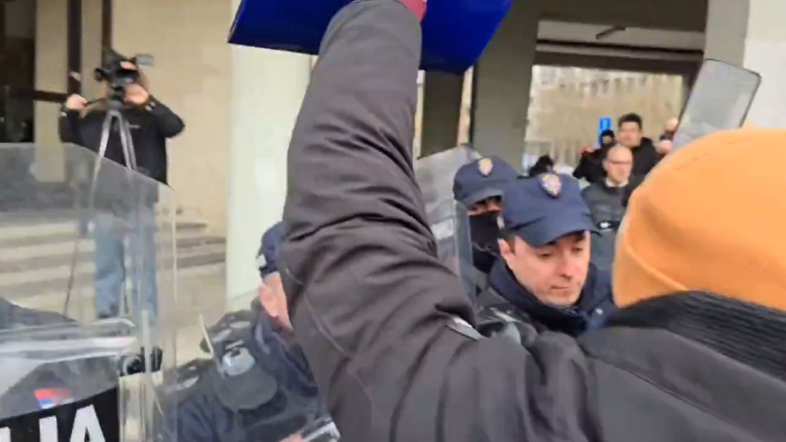 Predstavnici opozicije divljali ispred Skupštine Novog Sada, povređeno pet policajaca! Izabran gradonačelnik (VIDEO/FOTO)