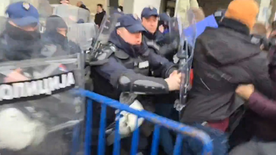 Predstavnici opozicije divljali ispred Skupštine Novog Sada, povređeno pet policajaca! Izabran gradonačelnik (VIDEO/FOTO)
