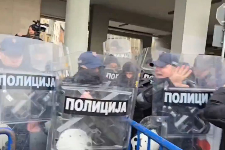 Šaka ljudi pravi haos u Novom Sadu: Ovo su procene o broju okupljenih (FOTO)