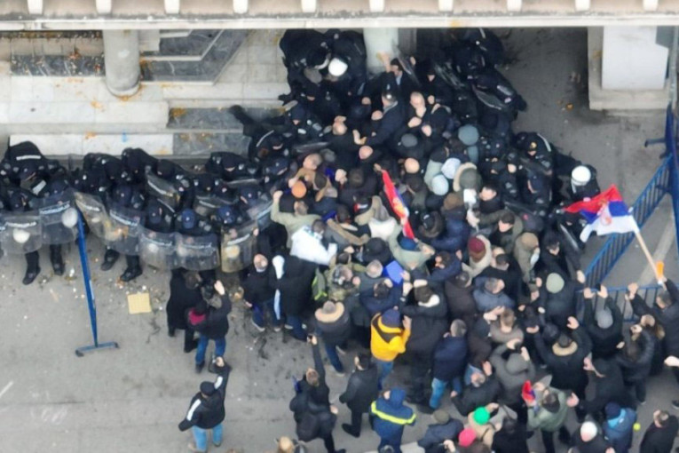 Predstavnici opozicije divljali ispred Skupštine Novog Sada, povređeno pet policajaca! Izabran gradonačelnik (VIDEO/FOTO)
