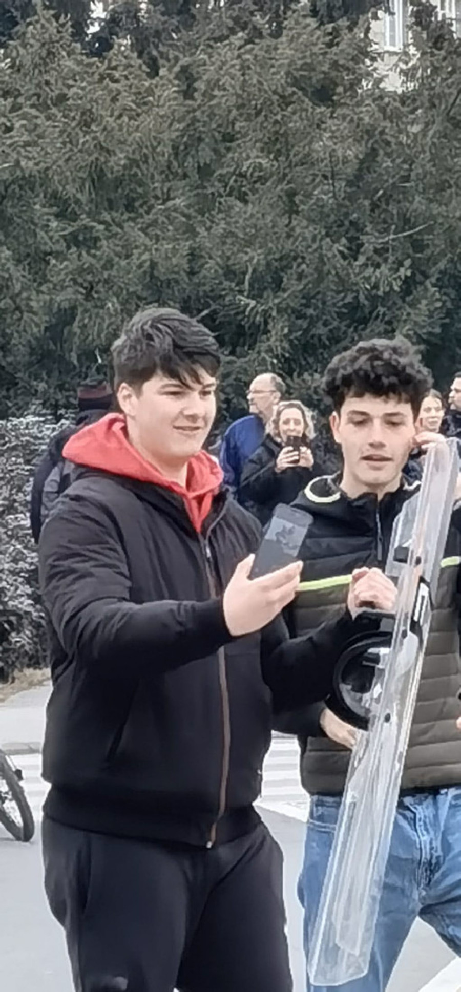 Eksplozija nasilja ispred Skupštine u Novom Sadu! Opozicija hoće krv, primećene osobe sa noževima! (FOTO/VIDEO)