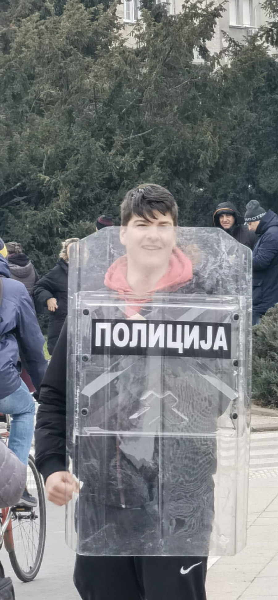 Eksplozija nasilja ispred Skupštine u Novom Sadu! Opozicija hoće krv, primećene osobe sa noževima! (FOTO/VIDEO)
