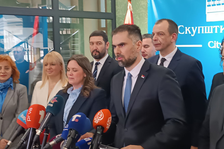 Predstavnici opozicije divljali ispred Skupštine Novog Sada, povređeno pet policajaca! Izabran gradonačelnik (VIDEO/FOTO)