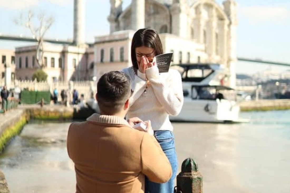 Ženi se bivši zadrugar! Zaprosio izabranicu na romantičnom putovanju: Zaplakala od sreće!