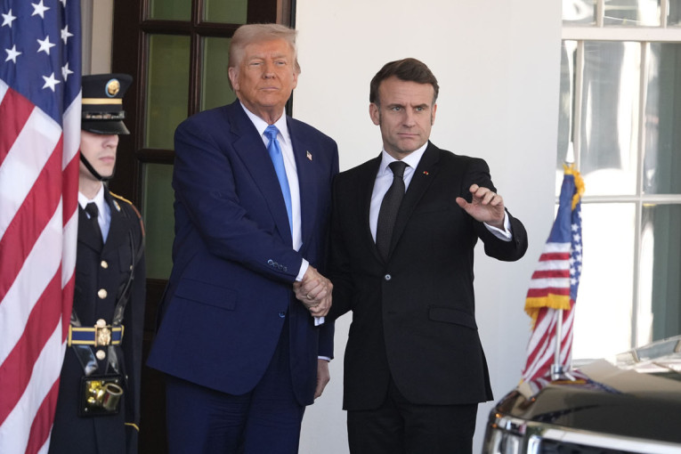 Snimak rukovanja Trampa i Makrona postao viralan! Pozdrav trajao 12 sekundi (FOTO/VIDEO)