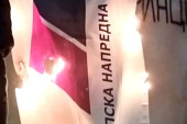 Ovo je njihova politika?! Opozicioni huligani spalili zastavu SNS u Kraljevu (VIDEO)