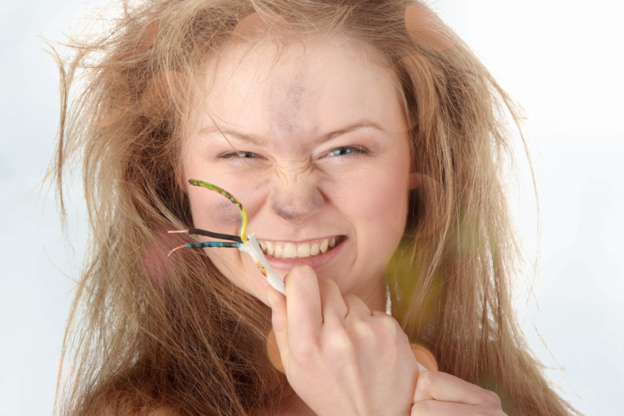 Zašto vam se dešava da budete naelektrisani i da peckate druge ljude